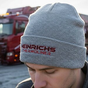 : Heinrichs Thermoliner Mütze in Grau – stylische Beanie mit rotem Sticklogo, Wintermütze für Männer und Frauen, Teil der Heinrichs Truckwear Kollektion