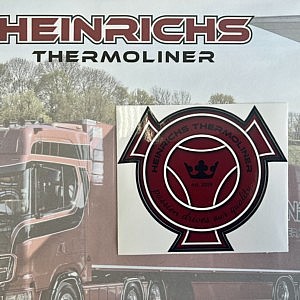 Bild zeigt Heinrichs Thermoliner Logo als Aufkleber mit Scania Sattelzugmaschine mit 3-Achs Thermoliner Auflieger