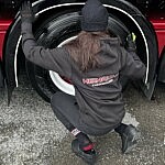 Schwarzer Heinrichs Thermoliner Hoodie im Einsatz am Truck – authentisches Anwendungsfoto für LKW-Zubehör und Arbeitskleidung