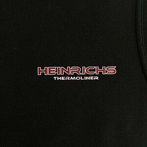Heinrichs Thermoliner Rückenlogo – Detailaufnahme des roten Schriftzugs auf schwarzem Hoodie