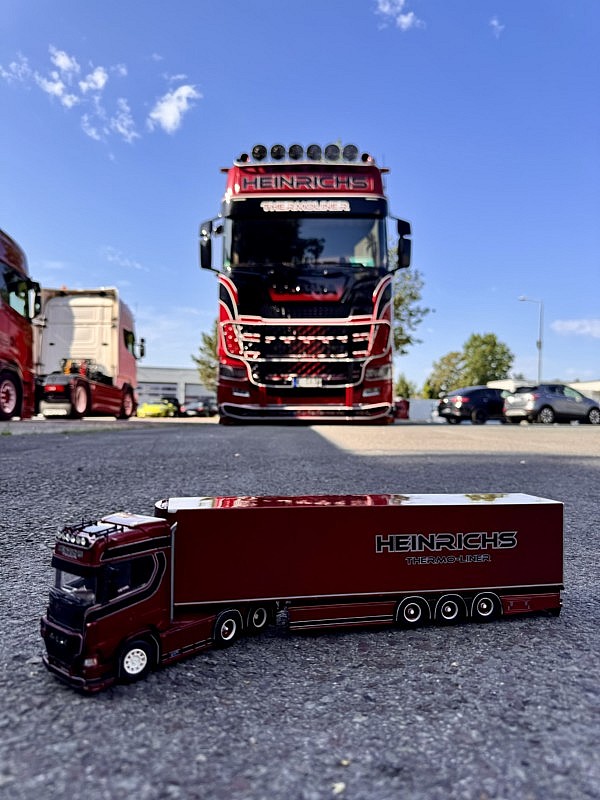 Scania Next Generation S 650 6×2 Boogie -Seite Der Scania Next Generation S 650 6×2 Boogie mit Schmitz Cargobull-Kühlauflieger von Tekno ist ein herausragendes Modell und ein Muss für jede Vitrine