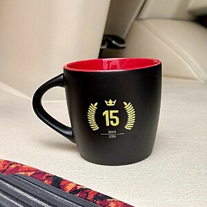 Rückseite der Tasse mit goldener „15 Jahre“-Grafik, Lorbeerkranz und Krone – Jubiläumsausgabe für echte Trucker-Fans.
