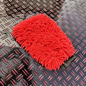 roter Waschhandschuh für LKW-Wäsche auf Heinrichs LKW