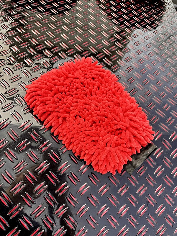roter Waschhandschuh für LKW-Wäsche auf Heinrichs LKW