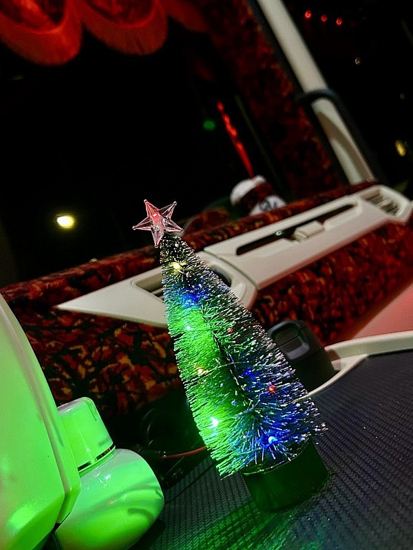 leuchtender Weihnachtsbaum in Heinrichs Thermoliner LKW Fahrerhaus