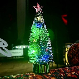 Das Weihnachtsfest mit einem leuchtenden Weihnachtsbaum