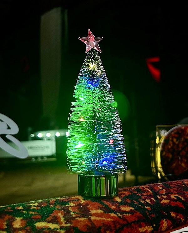 Das Weihnachtsfest mit einem leuchtenden Weihnachtsbaum