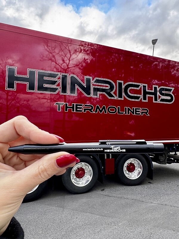 Team Heinrichs Kugelschreiber vor Heinrichs Thermoliner Auflieger