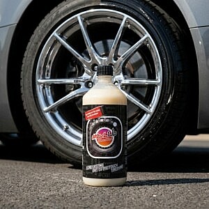 LVLUP Tireshine zum Nachfüllen in einer Praktischen 1l Flasche. erhältlich bei Team Heinrichs