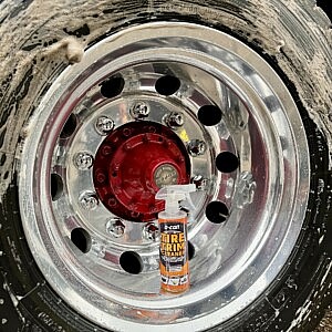 D-Con Tire Trim Cleaner in Heinrichs Alufelge.jpg