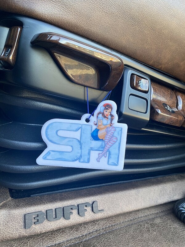 Duftbaum mit SH Girl in zwei verschiedenen Duftrichtungen. Pfirsich und Kirsche