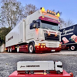 frau-Heinrichs-tekno-modell-vor-frau-heinrichs-lkw-scaled.jpg