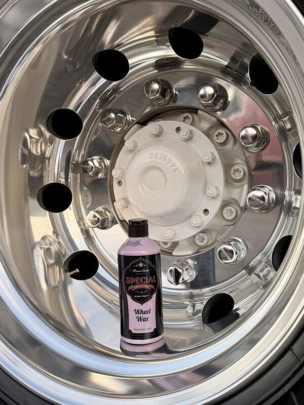 Special Collection wheel wax in Alcoa-Felge