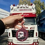 frau Heinrichs Duftbaum vor Heinrichs Thermoliner Scania.jpeg