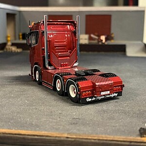 Detailreiches Heck des roten Scania Modelltrucks mit Van der Heijden Truckstyling Schriftzug und glänzender Lackierung