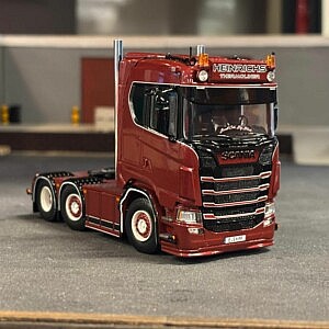 Rotes Scania Modelltruck-Fahrzeug von Team Heinrichs mit Thermoliner Beschriftung in detailreicher Frontansicht