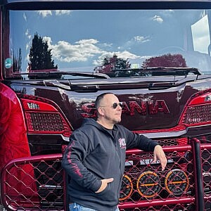 Hoodiejacke von Heinrichs Thermoliner mit Frontprint und Ärmel-Schriftzug „Construido por los Mejores“ vor dem Truck „La Vida es Bella“.