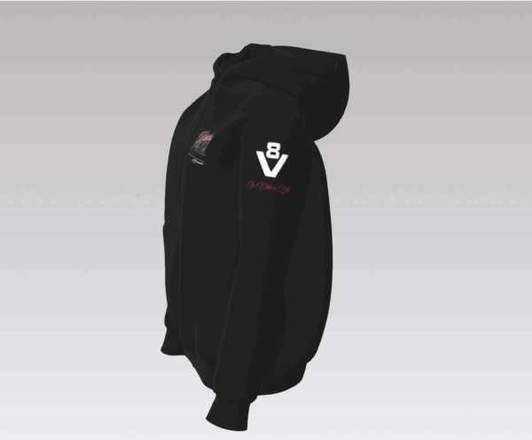 Seitenansicht der Heinrichs Thermoliner Hoodiejacke mit V8-Logo und „La Vida es Bella“-Schriftzug auf dem linken Ärmel.