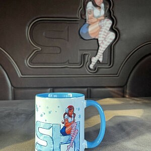 Vorderseite der SH-Girl Tasse mit cooler Pin-up-Figur, Eiskristallen und SH-Logo – Trucker-Mug mit frostigem Charme.