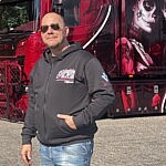 Heinrichs Thermoliner Hoodiejacke „La Vida es Bella“ mit Frontlogo und linkem Ärmel-Stick, getragen vor dem gleichnamigen Showtruck.