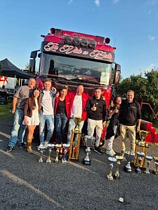 alle gewinner der Power Truck Show 2025 in Finnland mit ihren Pokalen.