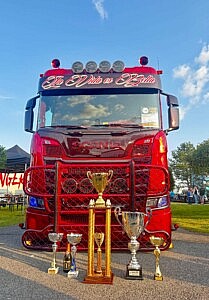 Hängerzug von Heinrichs Thermoliner la Vida es Bella mit allen Pokalen von der Power Truck Show 2025 in Finnland.