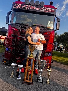 Hängerzug von Heinrichs Thermoliner la Vida es Bella. Carmen heinrichs und Sascha Heinrichs glücklich mit allen Pokalen von der Power Truck Show 2025 in Finnland vor dem Hängerzug