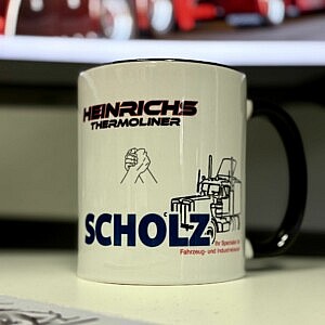 Personalisierte weiße Keramik Tasse mit blauem Henkel und den beiden Logos von Heinrichs Thermoliner und Scholz