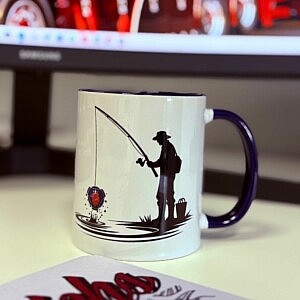 Personalisierte weiße Tasse mit Angler und Scania Logo