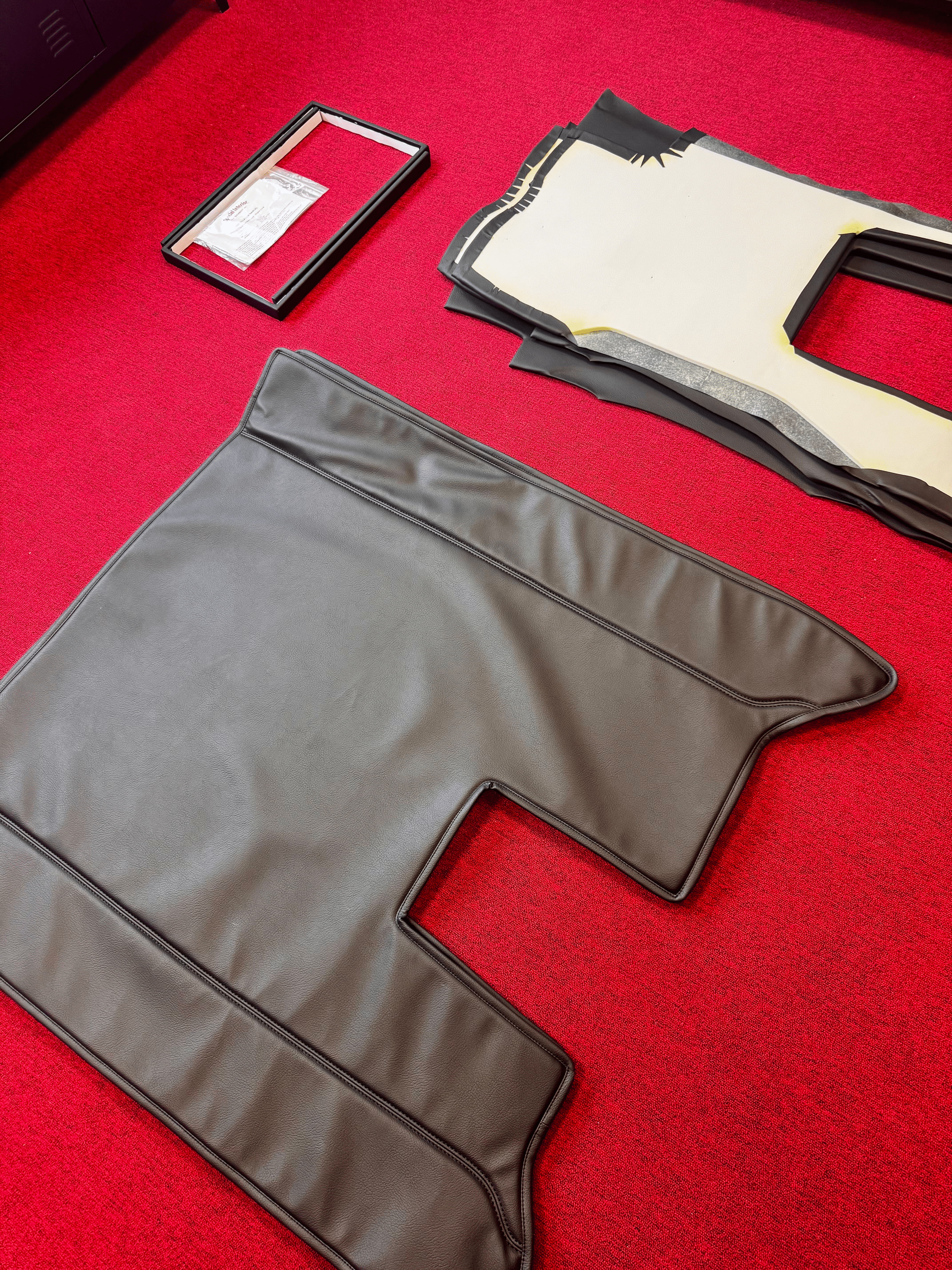 Detailfoto schwarze Lederoptik mit präziser Doppelnaht und feiner Körnung