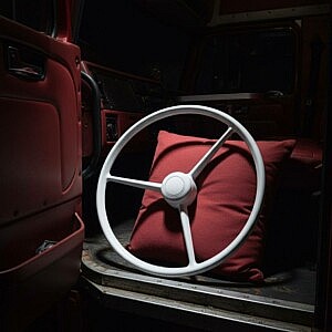 Hochwertiges weißes Lenkrad von Special Interior, präsentiert im stilvoll roten LKW-Interieur. Perfekt für individuelles Truckstyling und exklusive Innenausstattung von Showtrucks.