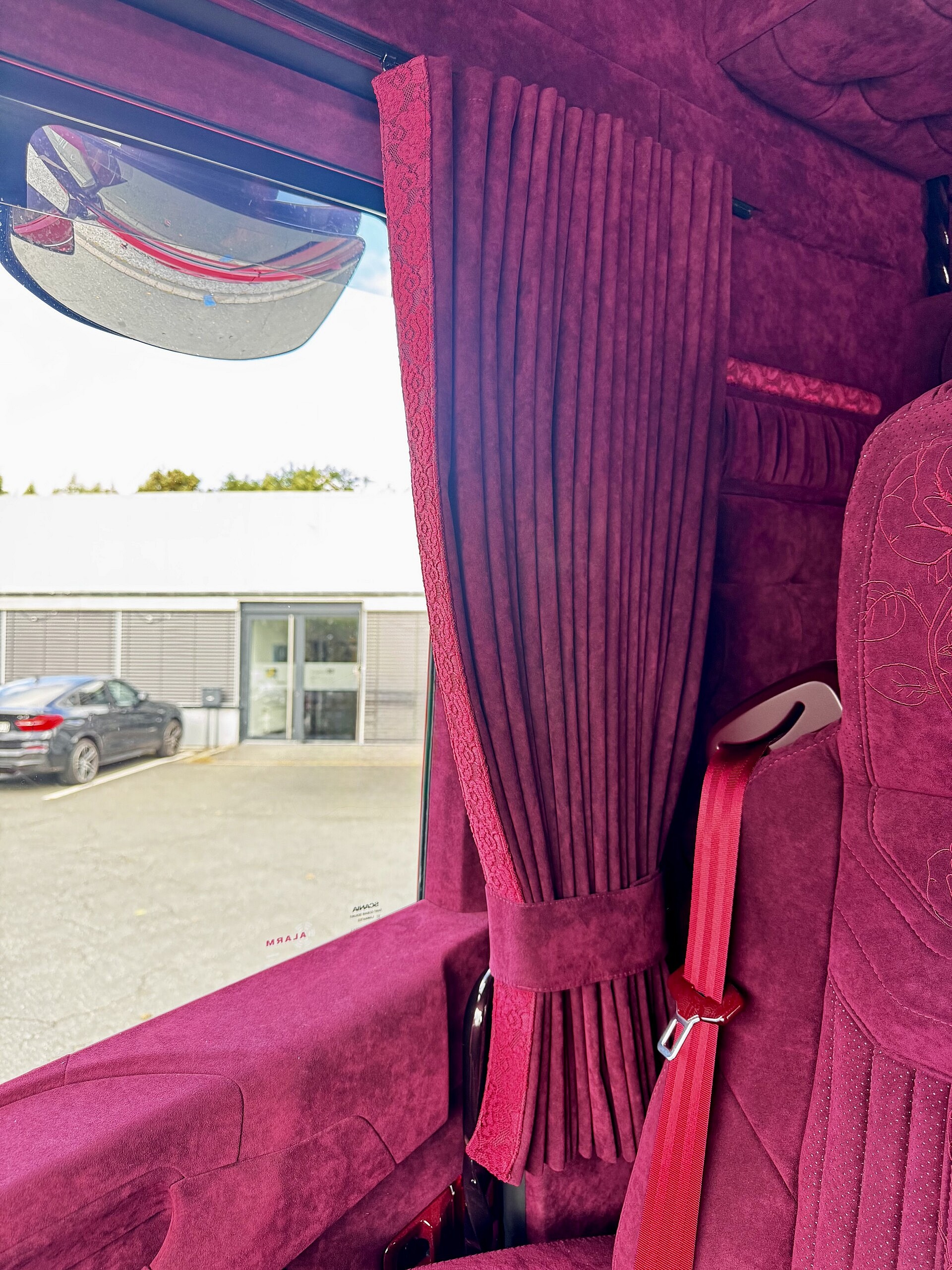 gardine-special-interior-in-heinrichs-lkw