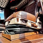 Luxuriöse Sitzsockelverkleidung in Braun-Beige im Krokodil Leder– Exklusives LKW-Interieur von Special Interior