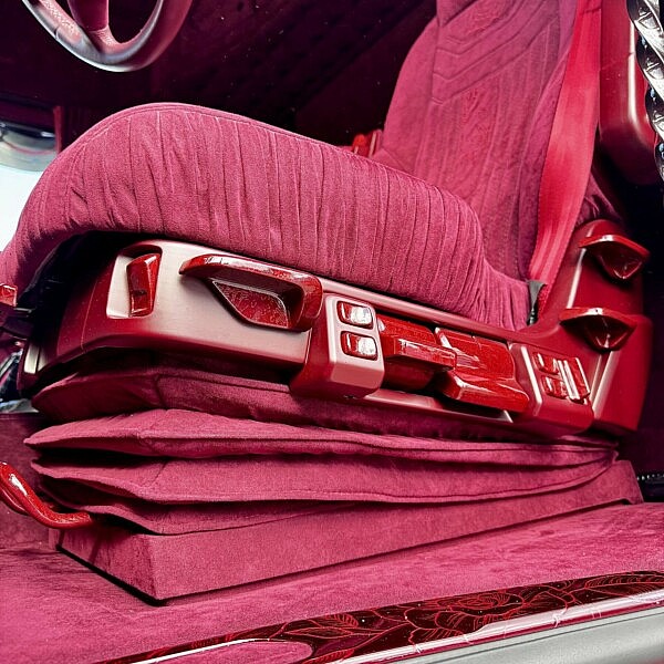 Individuelle Sitzsockelverkleidung in Rot für LKW – Maßgeschneidertes Truck Interior von Special Interior