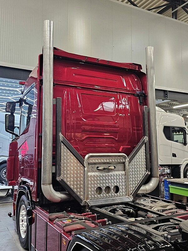 van-der-heijden-truckstyling-galgen-mit-highpipes