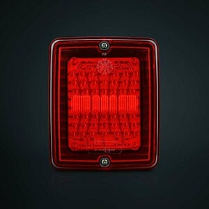 Strands LED Rückleuchte Rot – Frontansicht der rechteckigen Leuchte mit klarer Struktur, hochwertige LKW-Beleuchtung