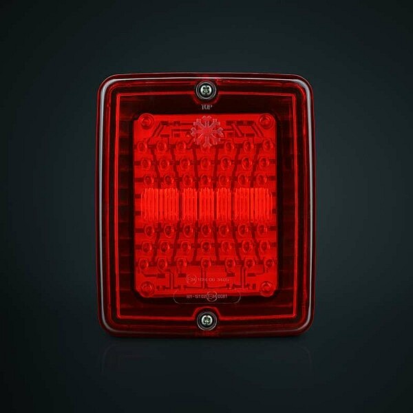 Strands LED Rückleuchte Rot – Frontansicht der rechteckigen Leuchte mit klarer Struktur, hochwertige LKW-Beleuchtung