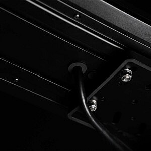 Strands LED Arbeitsleuchte Front rotes Positionslicht – Detailansicht Kabel und Halterung