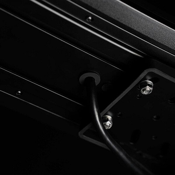 Strands LED Arbeitsleuchte Front rotes Positionslicht – Detailansicht Kabel und Halterung