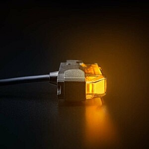 „Strands LED Seitenmarkierungsleuchte Amber – eingeschaltet mit warmem orangefarbenem Licht, robuste LKW Positionsleuchte