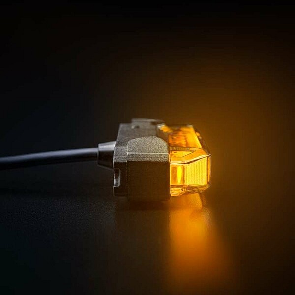 „Strands LED Seitenmarkierungsleuchte Amber – eingeschaltet mit warmem orangefarbenem Licht, robuste LKW Positionsleuchte