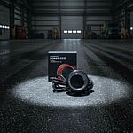 Strands FOR9T GEO LED Positionsleuchte Rot – Rundes Markerlight mit Kabel vor Verpackung, präsentiert in moderner Hallen-Szenerie