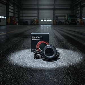 Strands FOR9T GEO LED Positionsleuchte Rot – Rundes Markerlight mit Kabel vor Verpackung, präsentiert in moderner Hallen-Szenerie