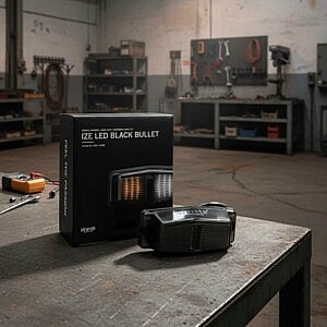Strands IZE LED Black Bullet Seitenmarkierungsleuchte in schwarzem Design auf Werkbank in Werkstatt – hochwertige LKW Beleuchtung, E-geprüfte LED Lampe für Truck, Trailer und Showtruck, modernes Strands Lighting Zubehör.