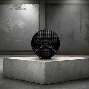 Strands IZE LED Driving Light 9 Zoll in Black Edition auf Betonpodest