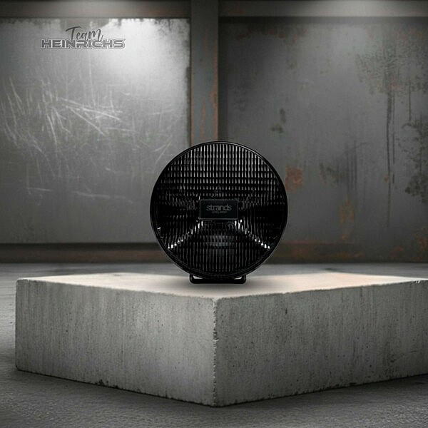 Strands IZE LED Driving Light 9 Zoll in Black Edition auf Betonpodest