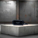 Strands FOR9T Scale LED Seitenmarkierungsleuchte schwarz auf Betonpodest in Industrie-Umgebung, hochwertiges Produktfoto Team Heinrichs