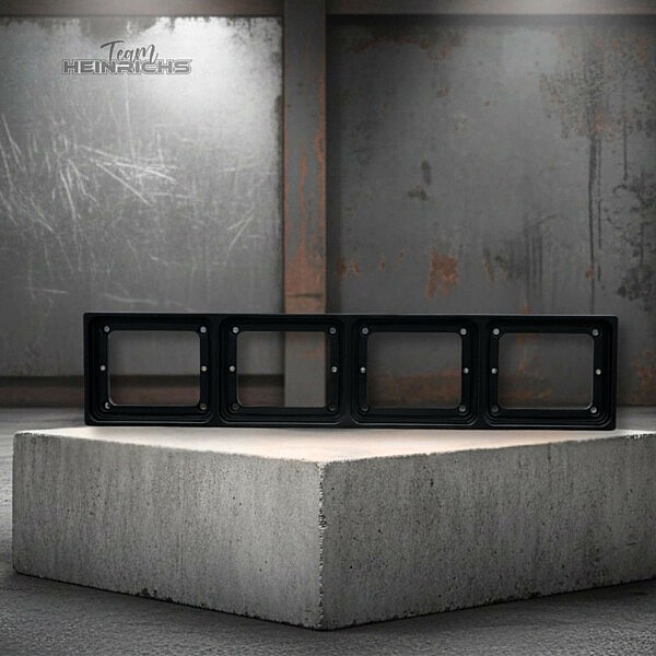 Schwarzer 4-fach Scheinwerferrahmen für IZE LED Module · Produktfoto Team Heinrichs