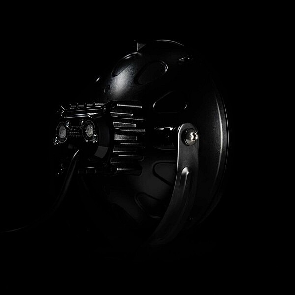 Rückseite Strands Ambassador Driving Light 9 Zoll LED | `Gehäuse Rückansicht 9 Inch Strands Ambassador Zusatzscheinwerfer` | | `Technische Rückseite LED Driving Light Strands 9"` | | `LED Zusatzscheinwerfer Strands Ambassador Rückseite Schwarz` | Ambassador 9zoll LED Licht Rückansicht mit Kühlkörper