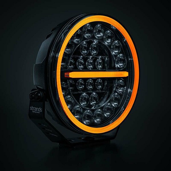 Strands Firefly Pro 9 Zoll Driving Light mit Licht – Frontansicht